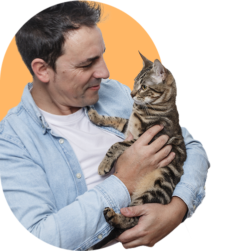 Een man houdt zijn kat liefkozend in zijn armen